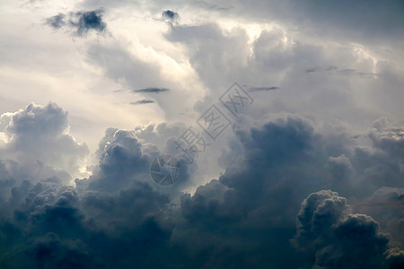 灰色天空下阴云中的月光照射气候云景场景气象雷雨戏剧性飓风天空天气风暴图片