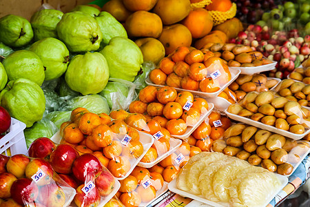 当地市场农村街头食品上的一些新鲜果实蔬菜店铺食物篮子销售水果农场情调青菜橙子图片