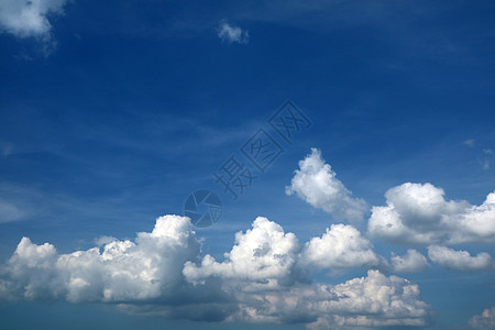 模糊白色堆云阳光在蓝天软云天堂场景环境天气天空蓝色风景热带阳光地平线图片