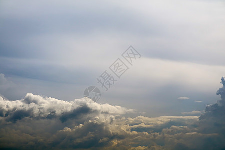 灰色天空阴云中的月光乌云框架风暴气象飓风云景危险季节气候热带戏剧性图片