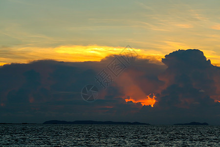 夕阳的天空回到黑暗的轮廓云上太阳 r 的红色熔岩洞旅行紫色日落戏剧性天气热带阳光天堂坡度蓝色图片