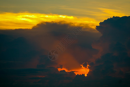 夕阳的天空回到黑暗的轮廓云上太阳 r 的红色熔岩洞旅行火焰场景天气坡度日落紫色阳光天堂橙子图片