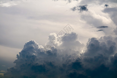 灰色天空阴云中的月光乌云飓风雷雨云景蓝色风暴气候危险热带框架天气图片