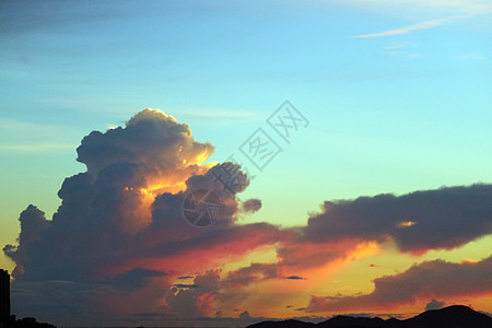 海面上的夕阳和五颜六色的火焰云冷天剪影岛紫色天空墙纸旅行阳光天堂戏剧性场景插图橙子图片