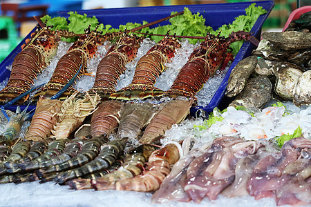 在泰国可以看到街头食品上新鲜的龙虾和海鲜街道蔬菜食物筹码乌贼小吃旅行午餐烹饪城市图片