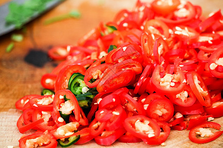 流行的红红绿辣椒与调味品混杂在一起寒冷胡椒植物农场水果蔬菜食物烹饪花园收成图片