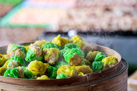 中国在街头食物上蒸汽的胡萝卜子 在帕塔亚市闻名文化蒸笼餐厅包子小吃饺子猪肉早餐盘子汽船图片