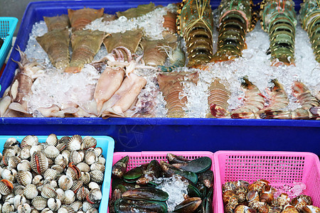 在泰国可以看到街头食品上新鲜的龙虾和海鲜蔬菜市场食物旅行美食章鱼贝类餐厅午餐烧烤图片