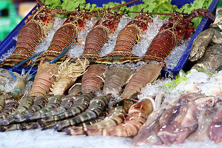 在泰国可以看到街头食品上新鲜的龙虾和海鲜午餐城市小龙虾乌贼烹饪小吃美食章鱼街道贝类图片