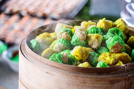 中国在街头食物上蒸汽的胡萝卜 闻名于帕塔亚奇桌子盘子厨房猪肉美食竹子营养饺子餐厅早餐图片