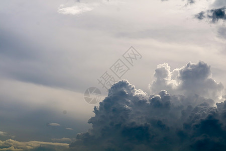 灰色天空阴云中的月光乌云雷雨戏剧性天气热带蓝色气象风暴云景危险飓风图片