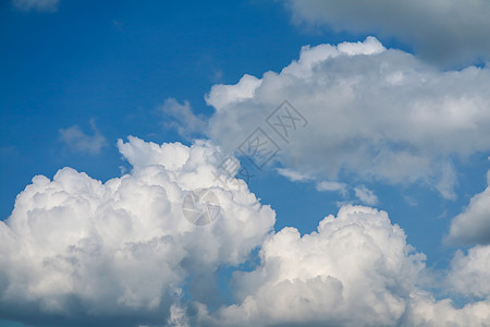 蓝天柔和的白色巨大的堆云阳光在夏天自由天堂天际地平线天气热带臭氧气候天空风景背景图片