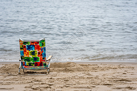 在海边海滩上 孤单的彩色椅子图片