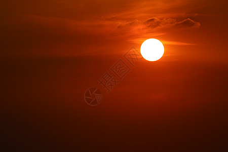 黑红橙色天空的日落 回到宇宙中的夜云图片