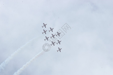 近地飞行的飞机航空公司镜头客机喷射蓝天环境鸟瞰图飞机场地球活力图片