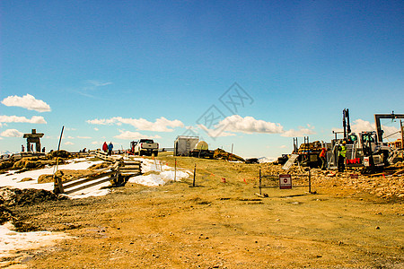 Inukshuk位于2010年冬季奥运会所在地Whistler山顶的Inukshuk 黑色塔斯克峰在背景山脉上;在加拿大不列颠哥图片