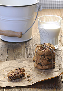 自己做的饼干牛奶甜点早餐玻璃乡村小吃巧克力食物芯片棕色图片