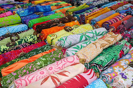 卷起彩色布料 用绳子系好 选购颜色鲜艳的围裙 准备在巴厘岛出售 巴厘岛信徒传统印度教服装的一部分 背景饰品棉带个人色彩沙龙亚麻织图片