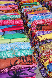 出售的蜡染布在市场上卷起 巴厘岛的艺术和文化 特写滚动的五颜六色的纱笼 五颜六色的织物卷 巴厘岛上的传统印度教服装  Sarun图片