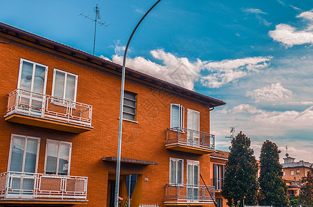 在意大利波洛尼亚的蓝色天空面前 美丽的两层红砖屋图片