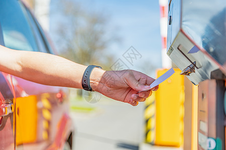一个人乘车进入付薪停车场时 会拿停车罚单图片
