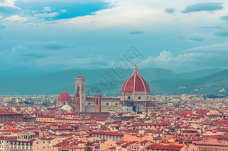 佛罗伦萨的红色屋顶与圣玛丽亚教堂在意大利中间图片