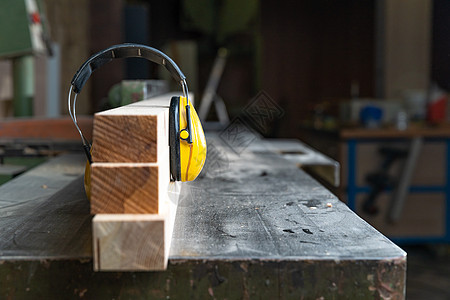 木板的木棱晶上保护性黄色耳机图片