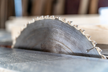 圆形木内锯子上的圆形金属刀工作工厂链锯加工机械锯末建造杂工机锯职业图片