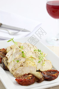 鸡肉沙拉 白底红酒午餐盘子食物胡椒豆子玻璃黄瓜敷料沙拉宏观图片