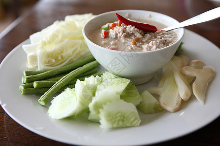 泰国食物大豆豆酱 猪肉和蔬菜加黄瓜豆腐文化胡椒香料营养用餐木头烹饪草本植物盘子图片