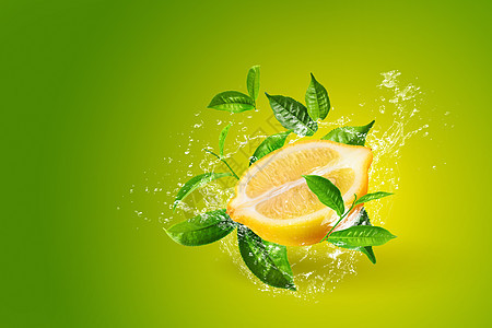 柠檬和绿茶叶上喷洒的水图片
