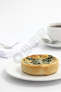 白底咖啡分离的菠菜quiche馅饼草本植物奶油小吃食物早餐蔬菜脆皮糕点文化烹饪图片
