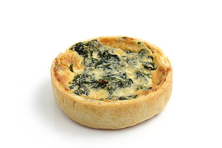 在白色背景上孤立的菠菜quiche 馅饼盘子洋葱脆皮美食草本植物食物蛋糕辣椒文化午餐图片