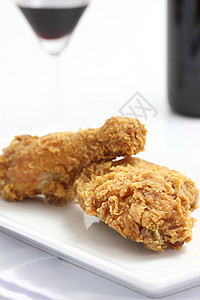 白背景中孤立的炸鸡和红酒食物鸡腿餐厅沙拉家禽小吃盘子翅膀美食营养图片