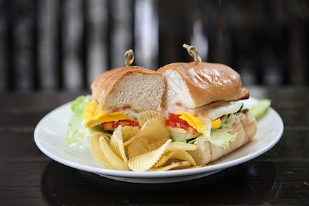 新鲜做的三明治 配生菜番茄和肉黄瓜小麦早餐食物熟食饮食小吃午餐营养火腿图片
