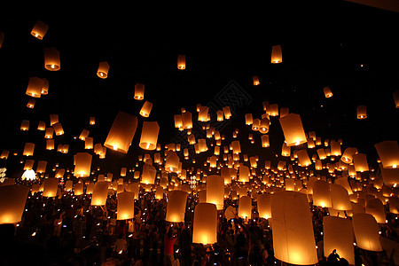 晚上泰国传统新年气球灯笼派对公园宗教家庭文化橙子天空庆典火焰旅行图片