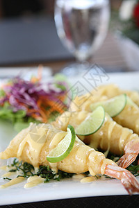 薯虾加柠檬酱面包屑油炸对虾柠檬蔬菜贝类美食食物海鲜午餐图片