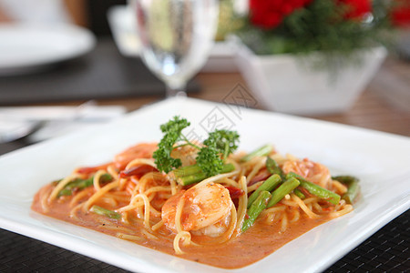 番茄酱里有虾的意大利面餐厅午餐营养蔬菜盘子面条美食厨房烹饪饮食图片