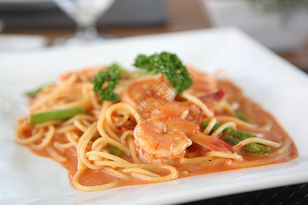 番茄酱里有虾的意大利面面条午餐美食贝类餐厅香菜厨房烹饪海鲜草本植物图片