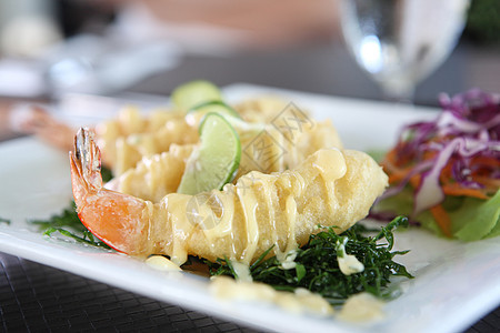 薯虾加柠檬酱午餐柠檬小吃食物蔬菜美食油炸对虾海鲜贝类图片