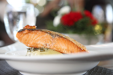 含瓦卡酱的灰鲑鱼蔬菜午餐海藻餐厅炙烤饮食沙拉美味柠檬食物图片
