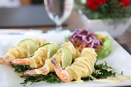 薯虾加柠檬酱面包海鲜涂层食物蔬菜用餐对虾尾巴小吃盘子图片