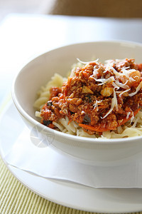 加番茄酱的意大利面宏观叶子盘子面条午餐草本植物传统餐厅烹饪香菜图片