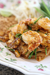 泰国食用泥薯炸面条和虾面条国王美食服务柠檬软垫午餐油炸市场烹饪图片