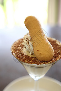 玻璃杯上的提拉米苏可可盘子食物甜点饼干奶油杯子美食咖啡生日图片