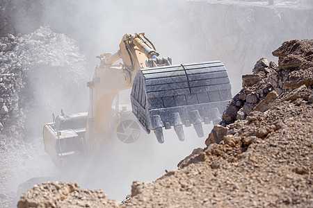 黄色挖土机在煤矿用石头填满垃圾车挖掘机技术卡车搬运工车辆机器场地建筑装载机土壤图片