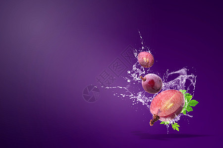 红背景的新鲜红葡萄上洒水飞溅植物饮食宏观酒精农业果汁食物浆果气泡图片