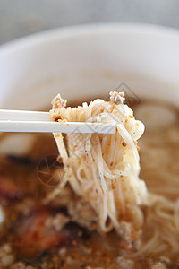 热辣的泰国面条汤盘子美食食物筷子餐厅洋葱营养午餐胡椒饮食图片