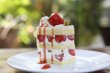 木上草莓蛋糕蛋糕食物美食水果糕点文化奶油工作室薄荷盘子图片