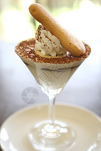 玻璃杯上的提拉米苏奶油盘子咖啡巧克力可可美食杯子甜点糕点小吃图片